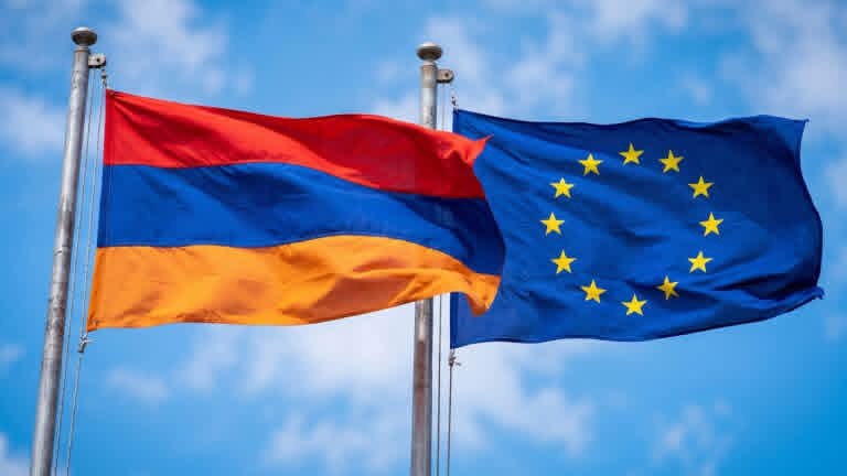 Флаг ЕС и Армении на фоне здания Европейской комиссии в Брюсселе