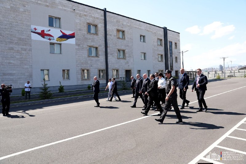 Министр внутренних дел Грузии Сулхан Тамазашвили и замминистра Армен Мкртчян в Центре 112 в Ереване
