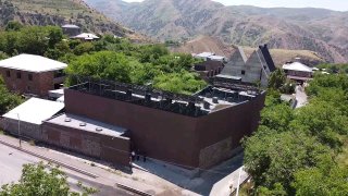 Министр Жанна Андреасян осматривает строительство Музея коврового искусства в Гарни
