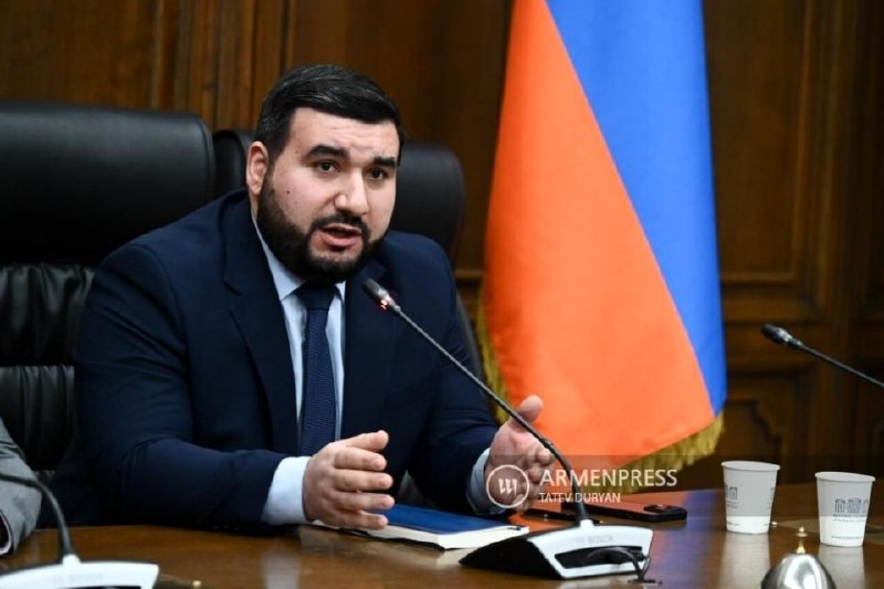 Депутат Ваагн Алексанян на заседании в Тавушской области обсуждает проект закона.