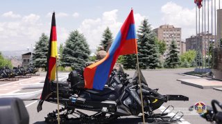 Посол Германии Клаудия Буш и замминистра обороны Эдвард Асрян на церемонии передачи снегоходов в Армении