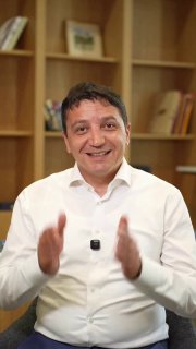 Министр финансов Армении Ваге Ованнисян выступает с отчетом на фоне флага