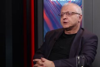 Политический митинг в Тавушской области, участники с плакатами