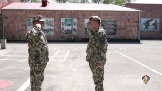 Эдвард Асрян на строевом смотре в республиканском сборном пункте Армении