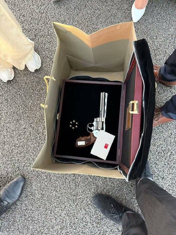 Револьвер 357 Magnum с боеприпасами, подаренный Эрдоганом премьеру Бельгии