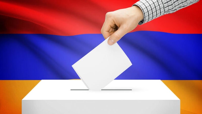 Избирательный бюллетень на столе в избирательном участке в Тавушской области