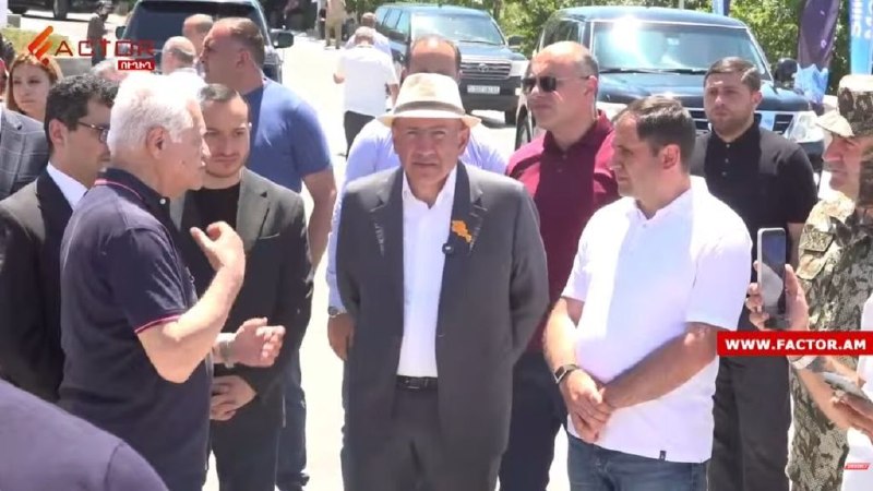 Никол Пашинян осматривает экспозицию на выставке военной промышленности в СКК имени Карена Демирчяна в Тавушской области.