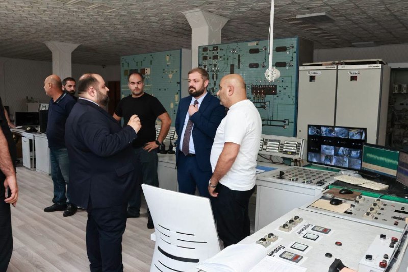 Министр экономики Армении Геворг Папоян на заводе Араратцемент