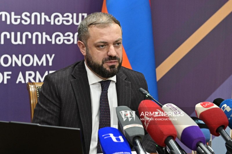Геворг Папоян и Антон Алиханов на форуме в Екатеринбурге, фото из источников