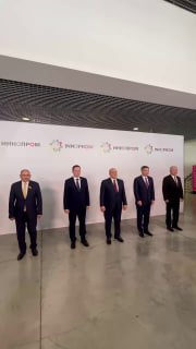 Никол Пашинян осматривает павильоны выставки Иннопром-2026 в Екатеринбурге