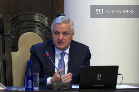 Вице-премьер Армении выступает на пресс-конференции по вопросу экспорта в ЕС
