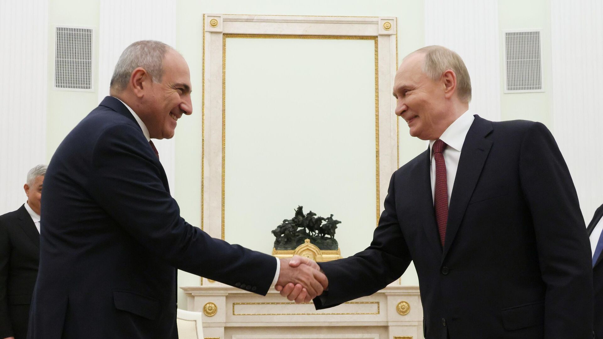 Премьер-министр Армении Никол Пашинян поздравляет президента России Владимира Путина, Тавушская область