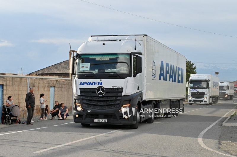 Армянские грузовики с гуманитарной помощью пересекают КПП Маргара на границе с Турцией, 12 июня