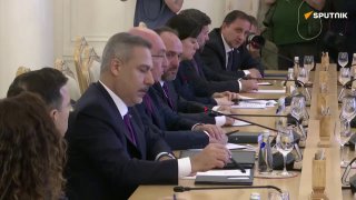 Министр иностранных дел Турции Хакан Фидан выступает с заявлением