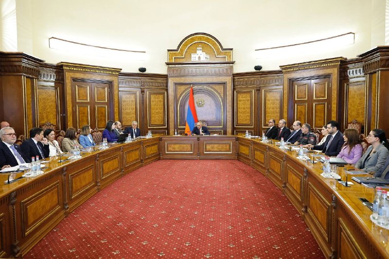 Заседание правительства Армении по реформе полиции с участием премьера Пашиняна и главы МВД Саргсян