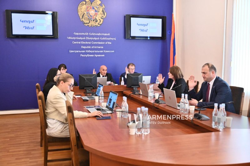 Бюллетени и урны на избирательном участке в Тавуше