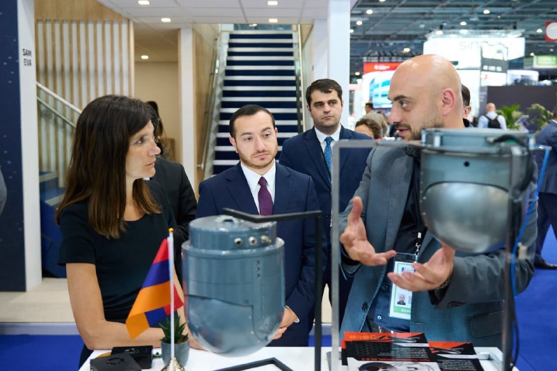 Министр-делегат Франции Алис Руффо у стенда Армении на выставке Eurosatory 2026