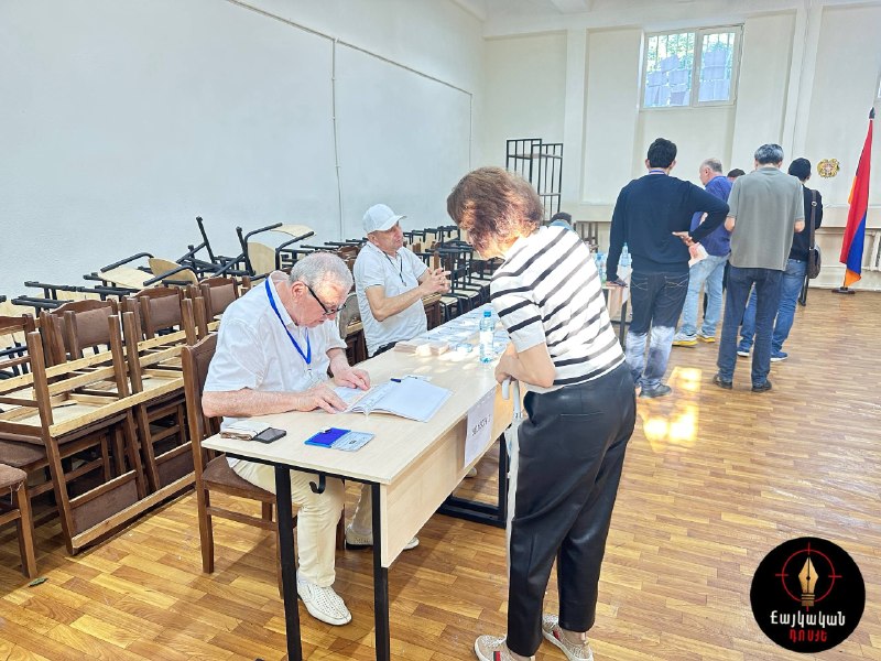 Избирательный участок в Дилижане, Тавушская область, в начале голосования на выборах