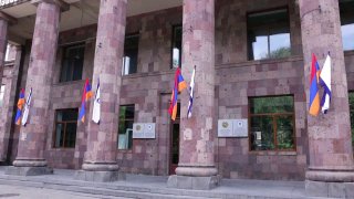 Министр Жанна Андреасян осматривает отремонтированные помещения ГИФКС в Ереване