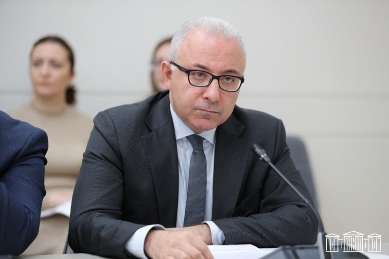 Заместитель министра иностранных дел Армении Мнацакан Сафарян беседует с журналистами в парламенте, обсуждая проект TRIPP и