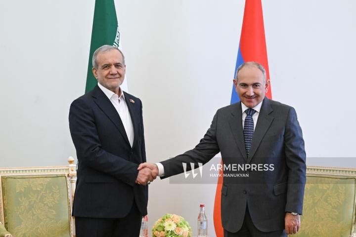 Президент Ирана Масуд Пезешкиан и премьер-министр Армении Никол Пашинян на встрече