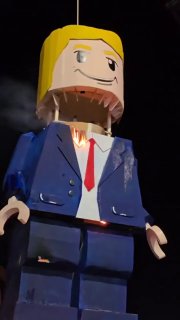 Сожжение чучела Трампа в стиле LEGO во время похорон Хаменеи в Мешхеде, Иран