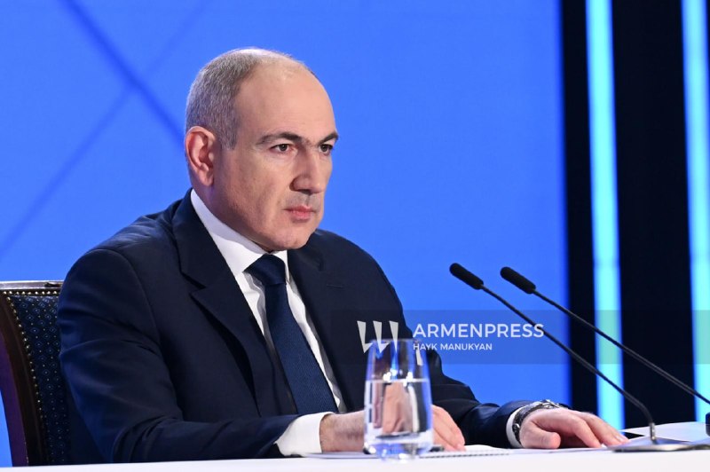 Никол Пашинян выступает перед аудиторией во время обсуждения отчета о бюджете в Национальном Собрании Армении.