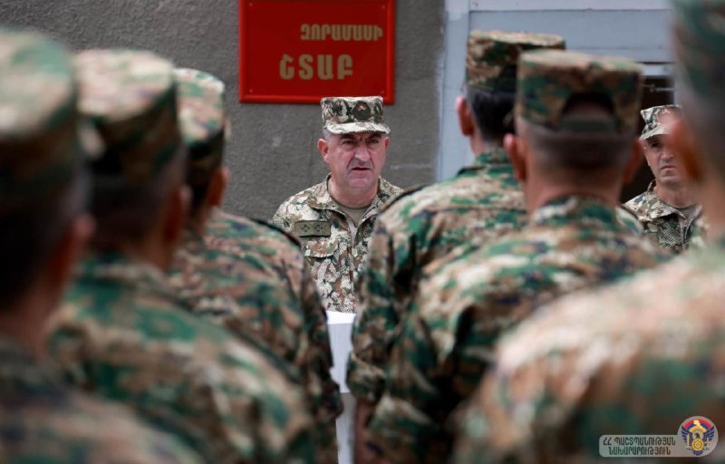 Эдуард Асрян на церемонии передачи боевого знамени в спецсоединении Тавушской области
