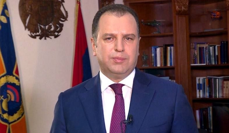 Бывший министр обороны Армении Виген Саргсян на фоне здания Следственного комитета