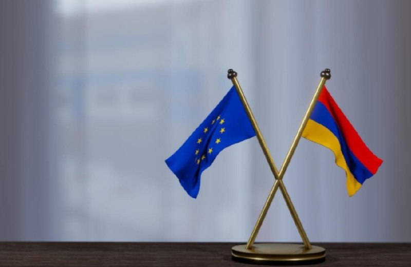Флаг ЕС и Армении на фоне сельскохозяйственных полей Тавушской области