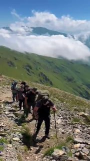 Никол Пашинян на вершине горы Хуступ, Армения