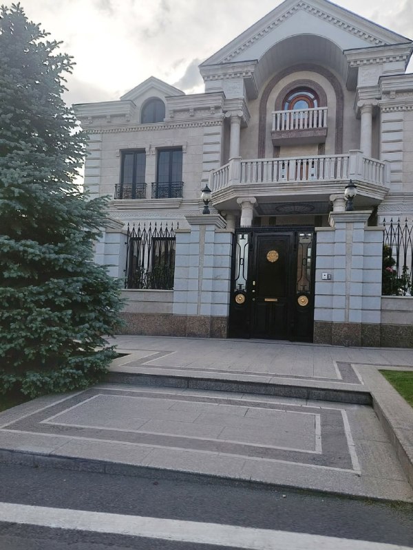 Особняк семьи Ваге Карапетяна в Тавушской области, разделённый на несколько частей по документам