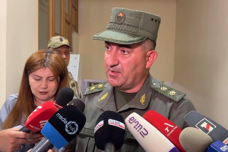 Эдвард Асрян на брифинге в парламенте Армении, комментирует совместимость вооружений
