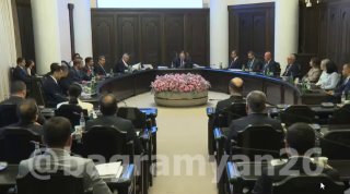 Заседание правительства Армении: министр экономики Геворг Папоян и премьер-министр Никол Пашинян обсуждают экспортные