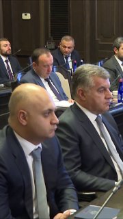 Никол Пашинян выступает на фоне панельных домов в Тавушской области
