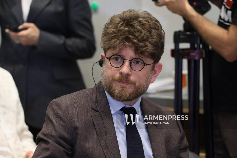 Посол Франции Оливье Декотиньи выступает перед армянскими экспортерами в Тавушской области, обсуждая сотрудничество с ЕС.