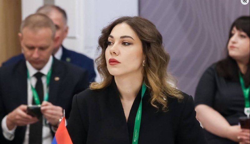 Министр юстиции Армении Србуи Галян на фоне здания Конституционного суда в Ереване