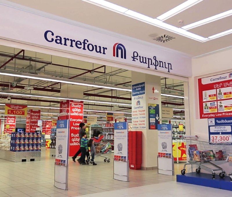 Проверка в магазине Carrefour в Ереване: сотрудники мэрии фиксируют нарушения