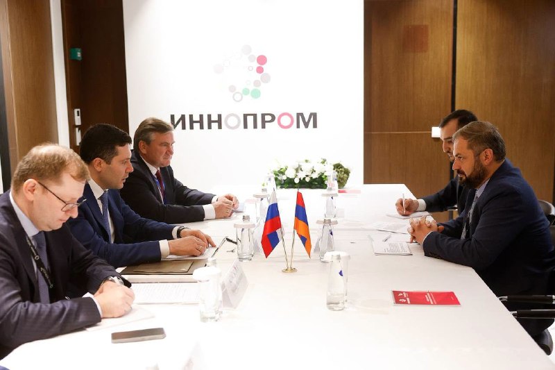 Министр экономики Армении Геворг Папоян и министр промышленности и торговли РФ Антон Алиханов на встрече