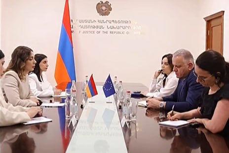 Министр юстиции Армении Србуи Галян и глава делегации ЕС Василис Марагос на встрече в Тавушской области
