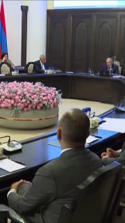 Никол Пашинян выступает с заявлением об экспорте товаров в ЕС, на фоне флагов Армении и ЕС