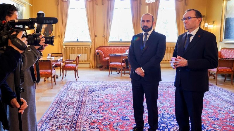 Министр иностранных дел Норвегии Эспен Барт Эйде поздравляет премьер-министра Армении Никола Пашиняна с победой на выборах