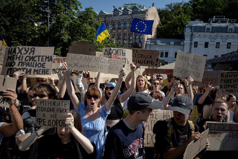 Протесты в Киеве после отставки министра обороны Украины Михаила Федорова