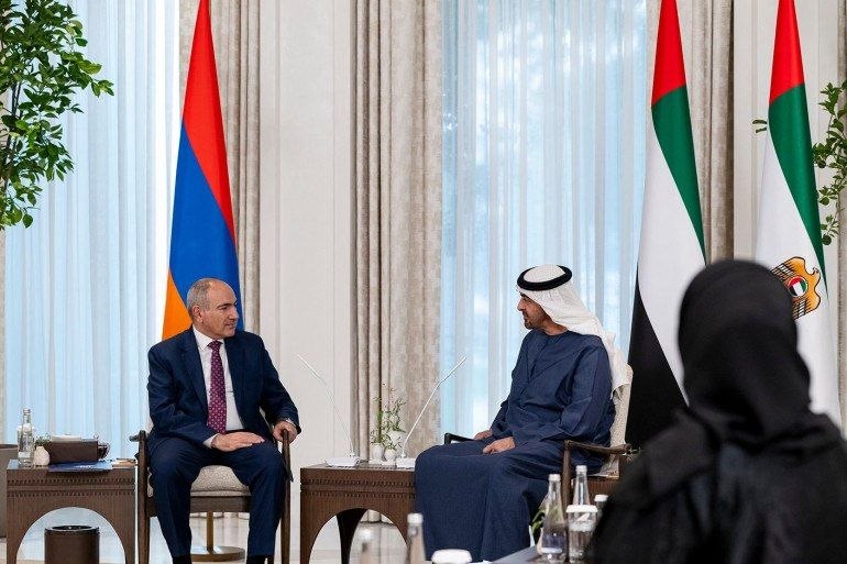 Фото президента ОАЭ и премьер-министра Армении на фоне флагов, Тавушская область