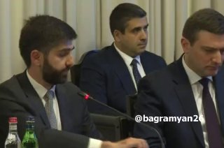 Премьер-министр Никол Пашинян выступает на встрече, посвященной выборам в Тавушской области