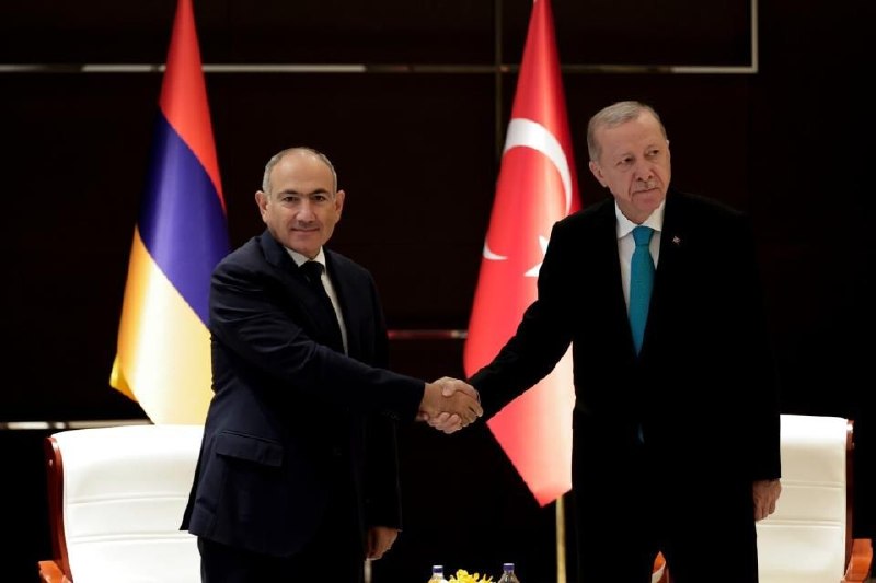 Президент Турции Реджеп Тайип Эрдоган и премьер-министр Армении Никол Пашинян на встрече, Тавушская область