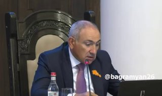 Абрикосы и бутылки вина на фоне гор Тавушской области