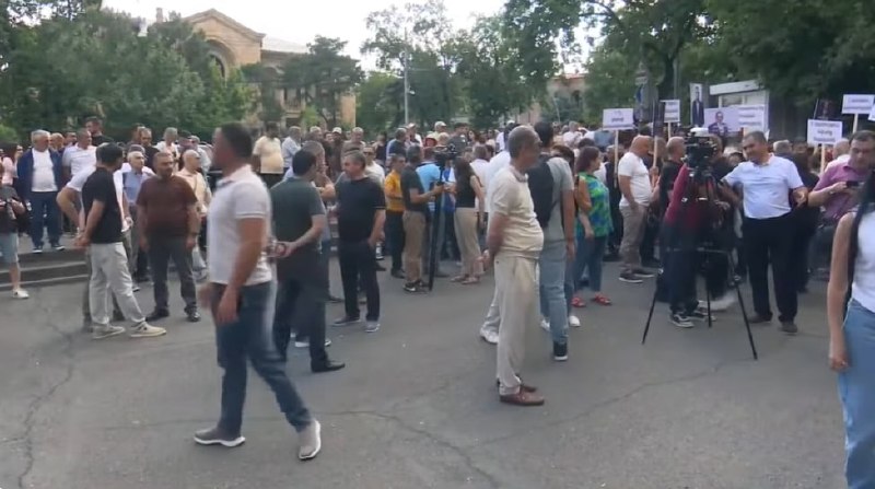 Митинг оппозиции перед зданием Конституционного суда в Ереване с немногочисленными участниками